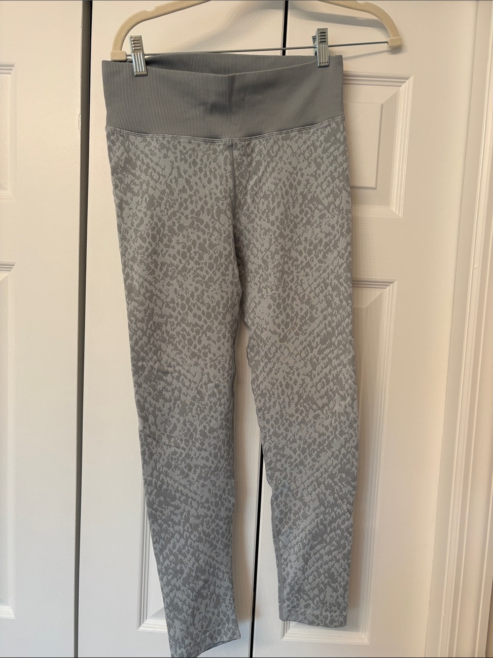 aerie Gray/Blue Snake Skin Pattern Textured High-Waist Leggings